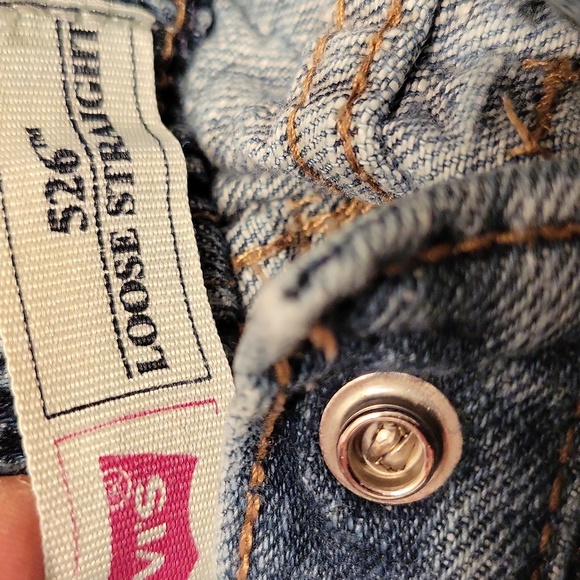 Levi's denim jeans and short sleeved tee shirt - Picture 5 of 8